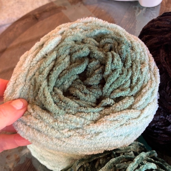 Lot Velvet Yarn Accents Black and Green - Picture 3 of 9